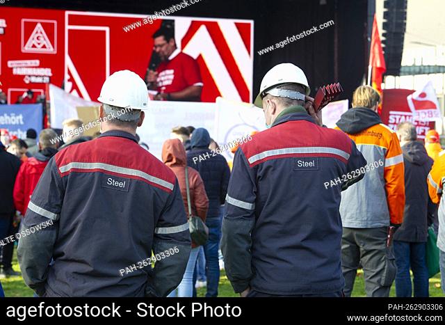 Steel workers with posters and banners, feature, symbol photo, border motif, IG Metall day of action ã # fairwandel - Germany must remain an industrial country...
