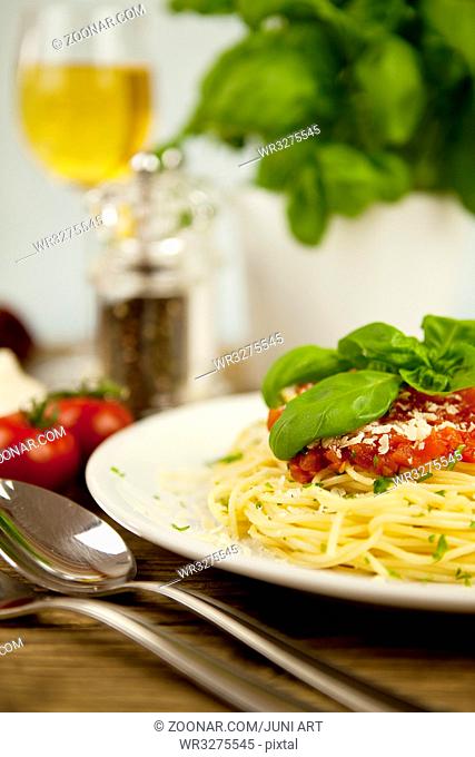 frische leckere Spaghetti mit Tomatensoße und Parmesan auf einem Holzbrett
