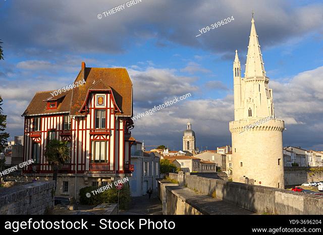 France, Charente-Maritime (17), La Rochelle, Tour de la Lanterne tower, battlements and traditional half-timbered house