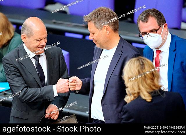 19 May 2022, Berlin: Robert Habeck (M, Bündnis 90/Die Grünen), Federal Minister for Economic Affairs and Climate Protection, Chancellor Olaf Scholz (l