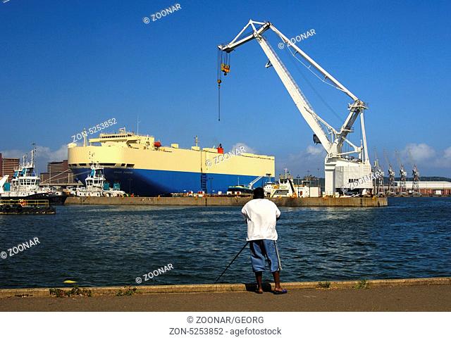 Angler im Hafenbecken von Durban, Südafrika / Angler in the port basin of Durban, South Africa