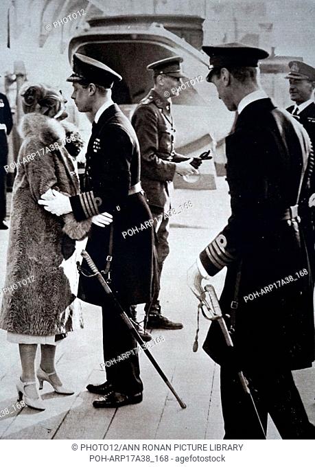 Photograph of Edward, Prince of Wales (1894-1972), kissing his sister-in-law goodbye, before leaving to visit Australasia