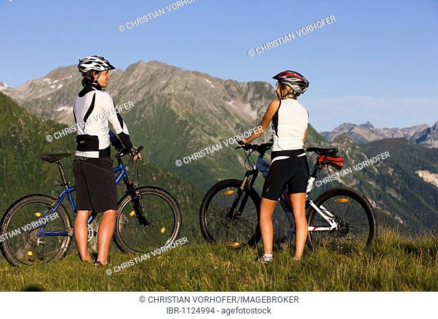 Mountain bikers looking at the mountains, Zillertal Alps, Mayerhofen, North Tyrol, Austria, Europe