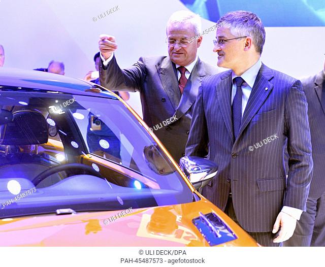 CEO of Volkswagen AG (VW), Martin Winterkorn (L), and CEO of Volkswagen America, Michael Horn, present the VW Beetle Dune Concept on the first press day of the...
