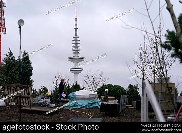 14 December 2023, Hamburg: Media representatives linger during a tour of the roof garden of the greened St. Pauli bunker on Heiligengeistfeld