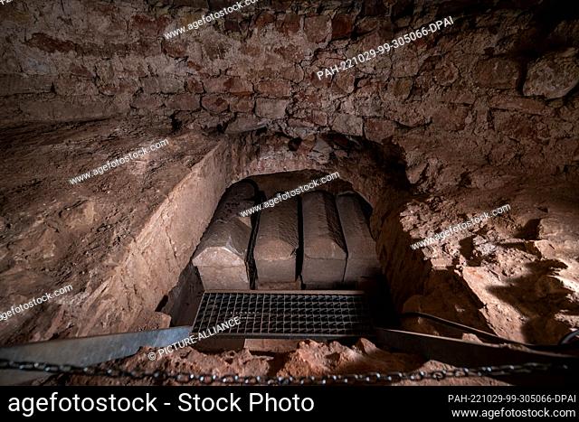 PRODUCTION - 28 October 2022, Rhineland-Palatinate, Trier: Sarcophagi from the 4th to 5th century AD are built in an ancient burial ground under the former...