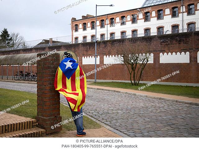 05 April 2018, Germany, Neumuenster: Eduard Alonso from Girona in Catalonia wears the estelada, the flag of Catalan nationalists