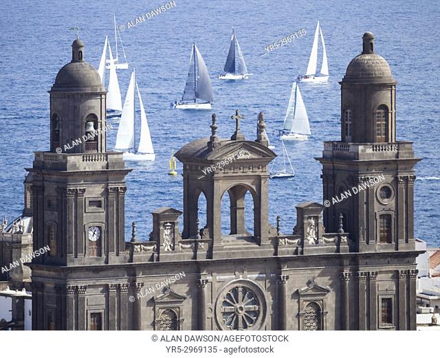 Las Palmas, Gran Canaria, Canary Islands, Spain. 19th November, 2017. Around 200 yachts sail past Las Palmas cathedral at the start of the world`s largest...