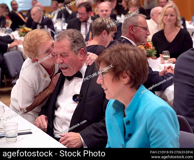 18 September 2021, Saarland, Saarlouis: Gabriele Krawietz (l-r) kisses her husband and award winner Peter Krawietz at the 10th Cultural Award Ceremony of the...