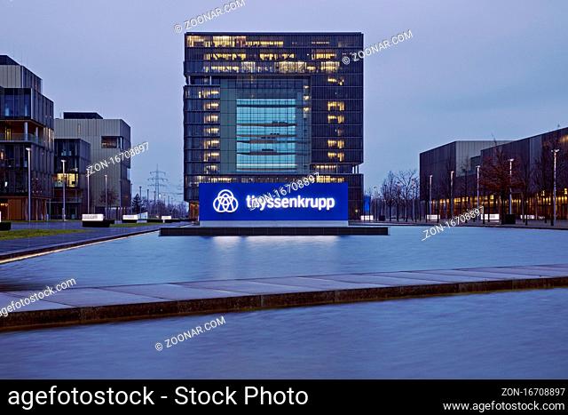 Konzernzentrale von ThyssenKrupp mit dem Gebaeude Q1 am Abend, Essen, Ruhrgebiet, Nordrhein-Westfalen, Deutschland, Europa