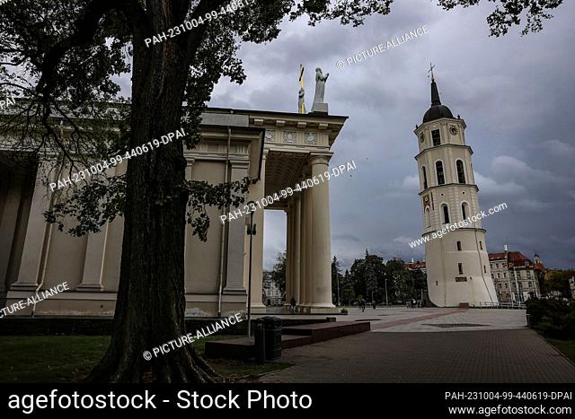 04 October 2023, Lithuania, Vilnius: Bell tower in the capital. Photo: Oliver Berg/dpa. - Vilnius/Lithuania