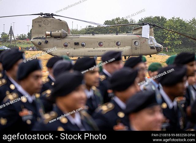 18 August 2021, Bavaria, Pegnitz: 37 U.S. and German soldiers stand symbolically in front of a Chinook transport helicopter during a memorial service for a...