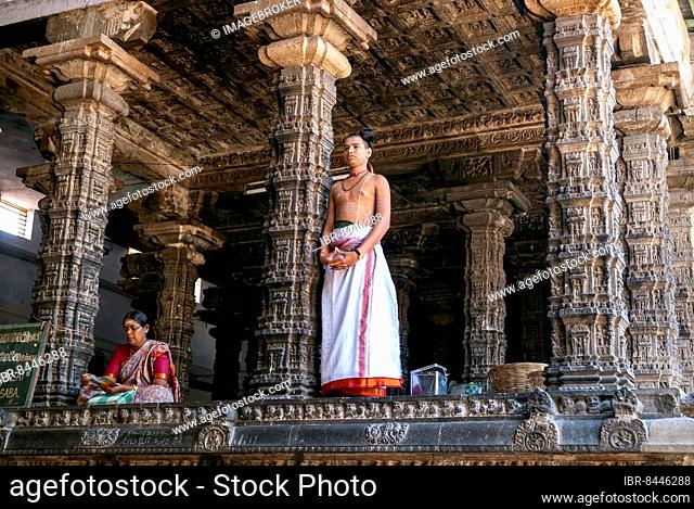 Temple priest at the Nritta Sabha or Hall of Dance with some fine pillars in Thillai Nataraja temple, Chidambaram, Tamil Nadu, South India, India, Asia