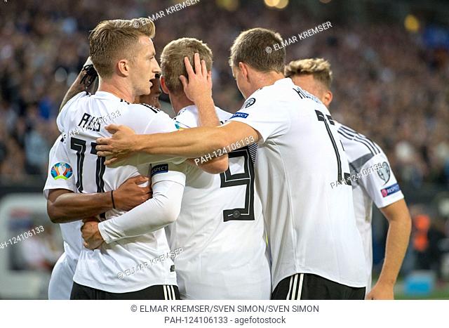 The German players jiggle over the goal to 1: 0 for Germany, gesture, gesture, jubilation, cheers, cheering, joy, cheers, celebrate, goaljubel, half figure