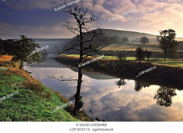 England, Gloucestershire, Bigswier, River Wye at Bigswier on the border between England and Wales. The River Wye is the fifth longest river in the UK