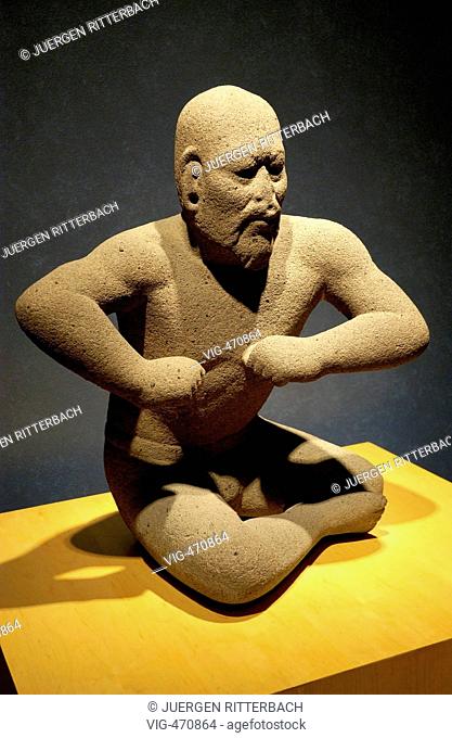 MEXICO, MEXICO CITY, 01.06.2007, Museum, Museo Nacional de Antropologia, Olmeken, Figurine of a wrestler by Olmec stone, - MEXICO CITY, JAVA, MEXICO, 01/06/2007