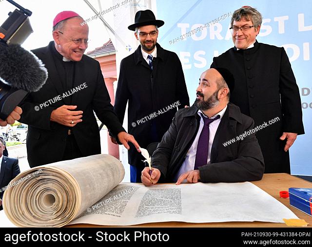 30 September 2021, Thuringia, Erfurt: Sofer Rabbi Reuven Yaacobov (2nd from right), Alexander Nachama (2nd from left), Regional Rabbi of the Jewish Community of...