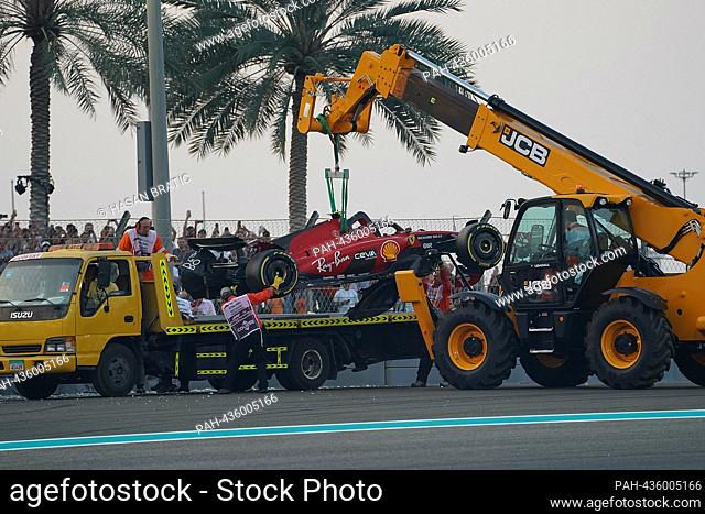 November 24th, 2023, Yas Marina Circuit, Abu Dhabi, Formula 1 Etihad Airways Abu Dhabi Grand Prix 2023, in the picture The broken car of Carlos Sainz Jr