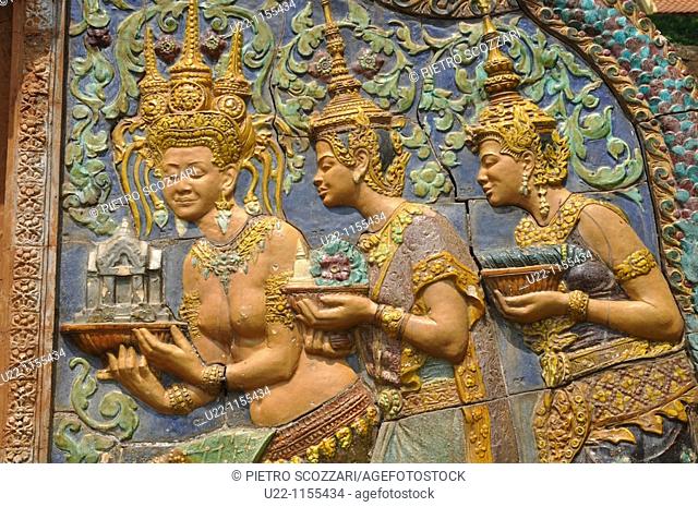 Phnom Penh (Cambodia): Buddhist bas-relief by the Wat Phnom