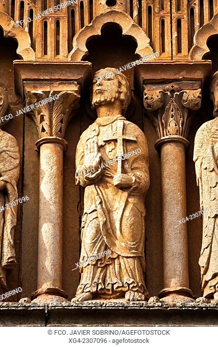 Apóstoles en la portada de la iglesia románica de San Pedro – Moarves de Ojeda – Palencia – Castilla León - España - Europa