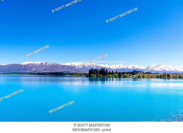 New Zealand, South Island, Clear sky over Lake Ruataniwha with mountains in distance