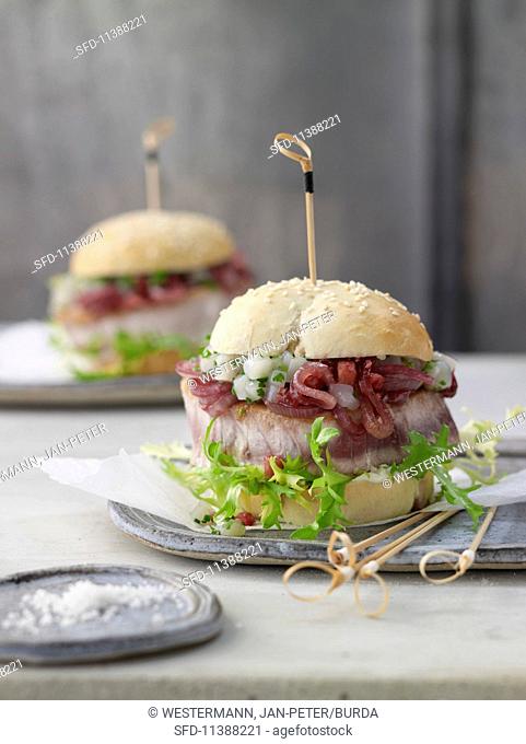 Tuna burgers with an apple and onion chutney