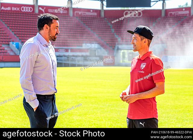 18 June 2021, Bavaria, Ingolstadt: Roberto Pätzold (r), the new coach at FC Ingolstadt, talks to Malte Metzelder, ""Manager Professional Football"" at FC...