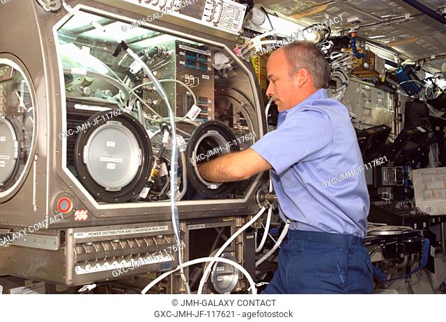 Astronaut Jeffrey N. Williams, Expedition 13 NASA space station science officer and flight engineer, conducts the first run of the Pore Formation Mobility...