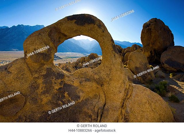 Whitney Portal Arch, USA, Amerika, Vereinigte Staaten, Kalifornien, Alabama Hills, Felsen, Granit, Felsskulptur, Felsbogen, Arch