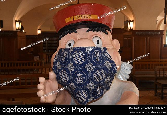 20 May 2020, Bavaria, Munich: A figure of Aloisius wears a mouthguard in the Hofbräuhaus watering hole. On Friday the 22.05