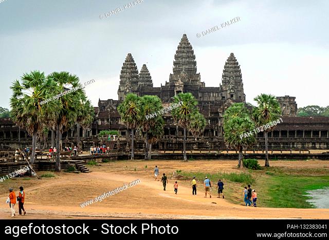 Cambodia: Temple complex Angkor Wat, seen from the west..Photo from May 10th, 2019. | usage worldwide. - Siem Reap/Siem Reap/Cambodia