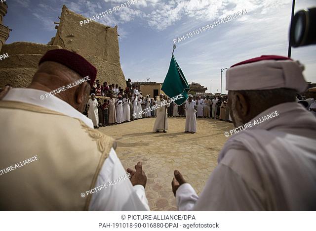 17 October 2019, Egypt, Siwa: Chieftains of the tribes of Siwa oasis pray during a parade marking the end of the Siyaha peace festival
