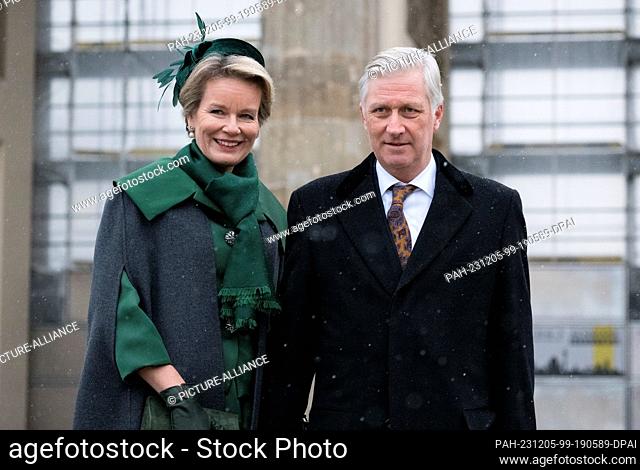 05 December 2023, Berlin: The Belgian royal couple King Philippe and Queen Mathilde stand at the Brandenburg Gate. The royal couple will be in Germany until...