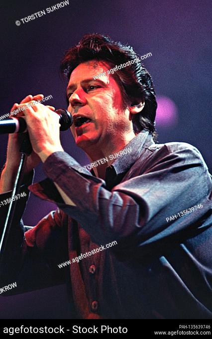 May 22nd, 1993, Bad Segeberg, the Welsh rock 'n' roll singer Shakin 'Stevens (civil: Michael Barratt) live and open air at the R