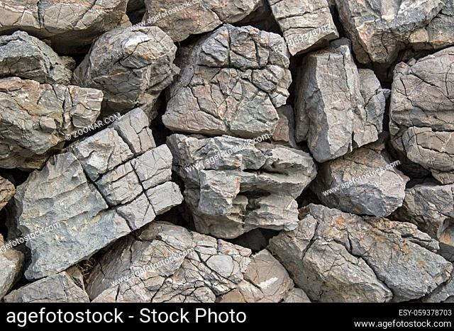 Mauer aus aufgeschichteten Felsen und Natursteinen bilden die Grenze der verschiedenen landwirtschaftlichen Flächen in Kroatien