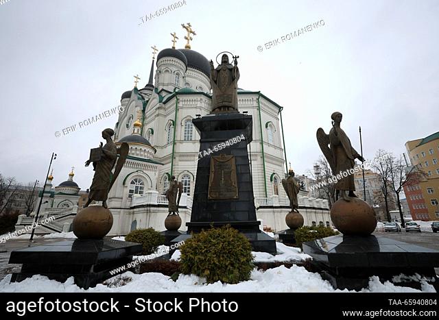 RUSSIA, VORONEZH - 20 de diciembre de 2023: Un monumento se encuentra ante la Catedral de la Anunciación. Erik Romanenko/TASS