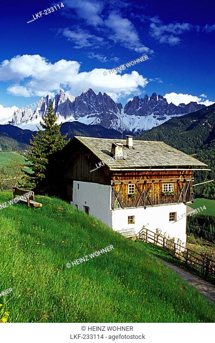 Farm house, view to Le Odle, Val di Funes, Dolomite Alps, South Tyrol, Italy