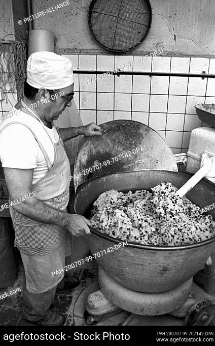 15 December 1986, Saxony, Eilenburg: In December 1986, Stollen dough is processed and Christmas stollen baked in the Eilenburg bakery production facility