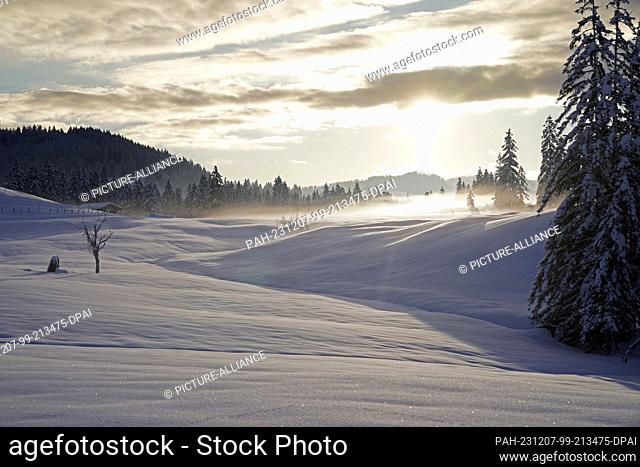 07 December 2023, Bavaria, Reit im Winkl: View of the Winklmoos-Alm at sunrise. The ski area at around 1200 meters starts skiing on 09.12.2023