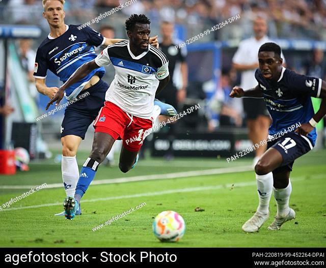 19 August 2022, Hamburg: Soccer: 2nd Bundesliga, Matchday 5, Hamburger SV - Darmstadt 98 at Volksparkstadion. Hamburg's Bakery Jatta and Darmstadt's Frank...