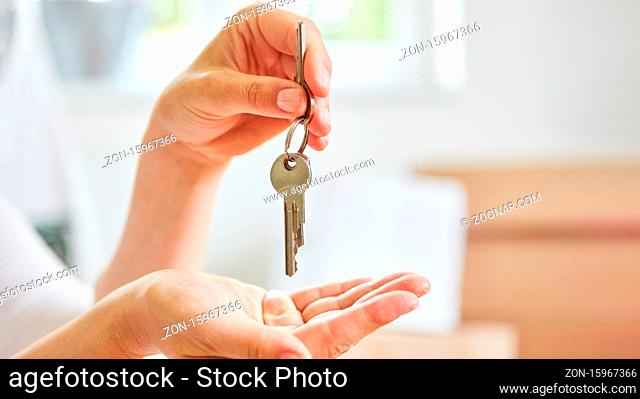 Hände von neuem Eigentümer halten Schlüssel als Symbol für Haus Kauf und Eigentum