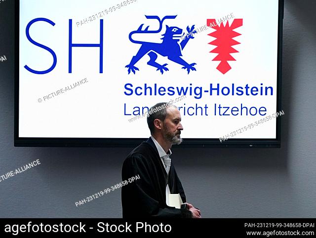 19 December 2023, Schleswig-Holstein, Itzehoe: Johann Lohmann, presiding judge at the regional court, enters the courtroom at the China Logistic Center at the...