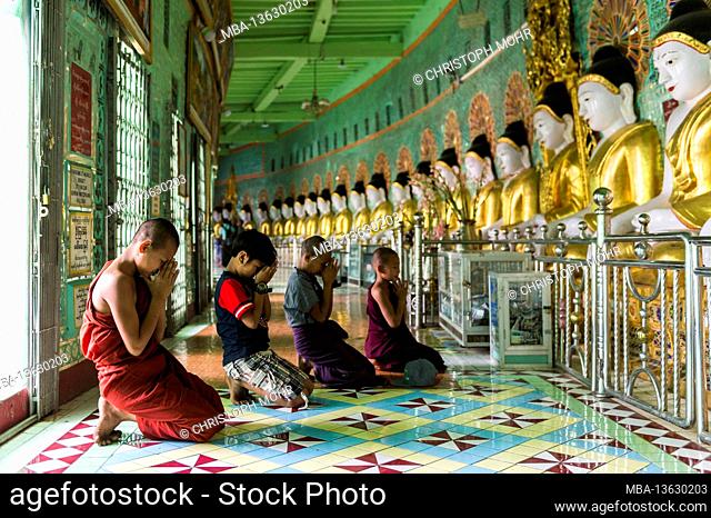 Myanmar, the Umin Thounzeh Pagoda, Mönhce, believers, kneel, pray