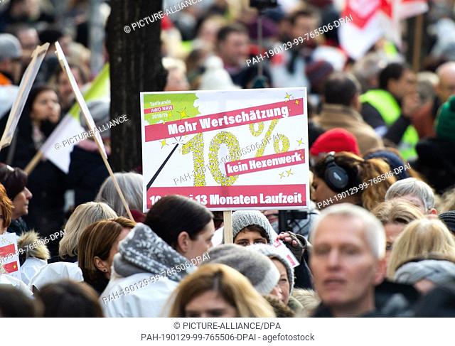 29 January 2019, North Rhine-Westphalia, Düsseldorf: Employees of the Arbeiterwohlfahrt Nordrhein-Westfalen (Awo) in a warning strike stand in front of a...