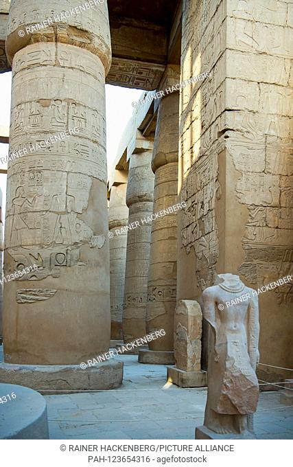Aegypten, Luxor, Karnak-Tempel, Saeulen des Hypostyls im Tempel des Amun-Re, die Statue vom Typ Stabtraeger wurde hoechstwahrscheinlich fuer Statue vom Typ vom...