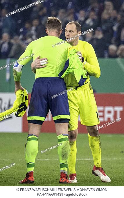 goalkeeper Jaroslav DROBNY (D) and goalkeeper Ralf FAEHRMANN (FAHRMANN) (GE) say goodbye to each other after the game ends with a hug and jerk; Soccer DFB Pokal