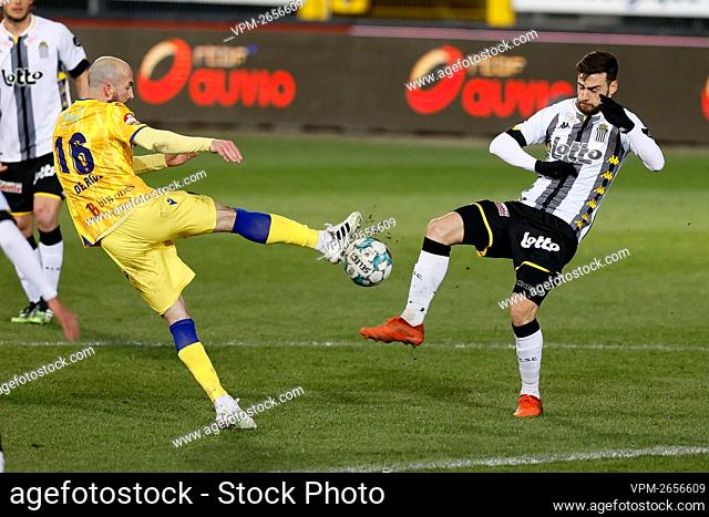 STVV's Steve De Ridder and Charleroi's Massimo Bruno fight for the ball during a soccer match between Sporting Charleroi and Sint-Truiden VV
