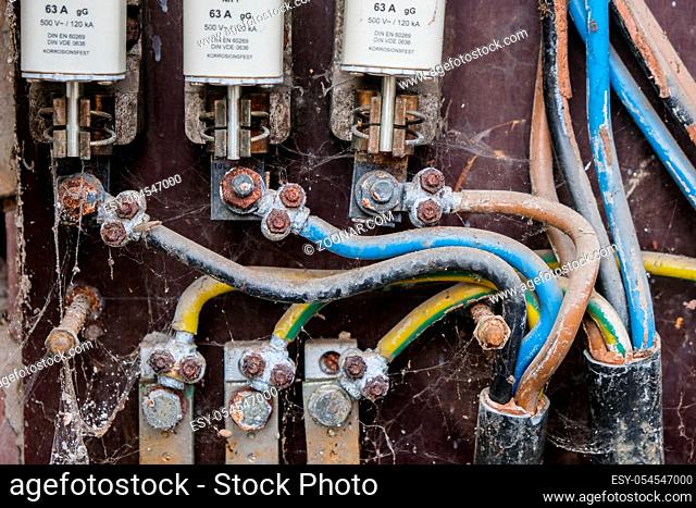 alte elektrische Anlage mit NH Sicherungen fehlender Berührungsschutz