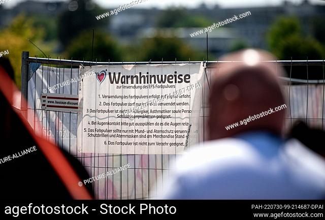 30 July 2022, North Rhine-Westphalia, Neuss: A sign points out the rules of conduct. The ""Farbgefühle"" festival, also known as the ""Holi Festival of Colours