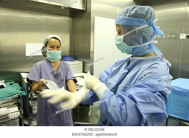 SURGERY<BR>Photo essay for press only.<BR>Orthopedic surgery unit at the Geoffroy Saint-Hilaire clinic in Paris. The surgical team prepares for a knee...